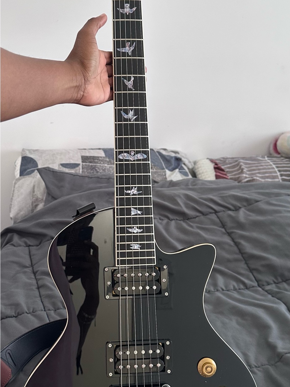 Gloss Black Single-Cut Electric Guitar with Bird Inlays